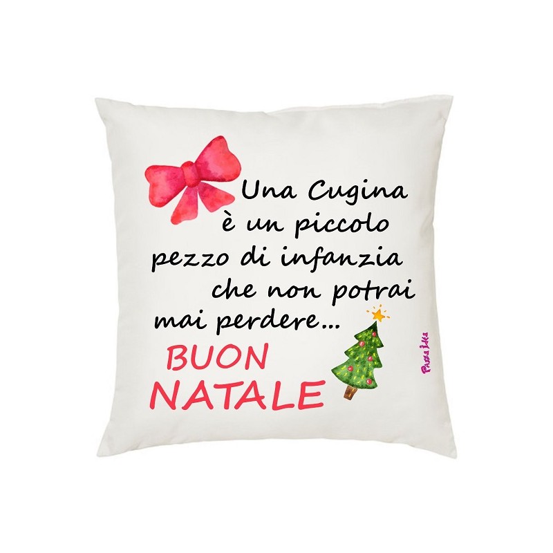 Cuscino in poliestere con frase: una cugina è un piccolo pezzo di infanzia..M 40x40