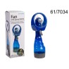 61/7034 - Ventilatore con bottiglia spray, ca. 29 cm, necessita 2 pile Mignon (AA)EAN 4029811354788